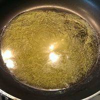 准备一个平底锅，小火融化黄油