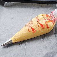 将面糊装入裱花袋中。