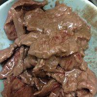 燒紅油鍋滑炒牛肉8成熟盛起備用
