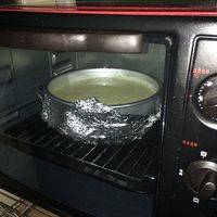 水浴法，烤盘里放水，模具用锡纸包严放水里，或者烤盘上架个烤网，直接把模具放在上面。上下火150度90分钟，时间根据自己的烤箱做调整就好了