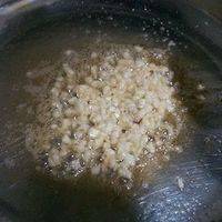 蒜拍碎，剁成小粒，放入煎好的虾油中。