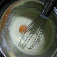 把盆拿出来，一个一个的加入蛋黄，加一个搅拌一个直到均匀再加另外一个蛋黄