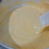 先取三分之一蛋白倒入蛋黄糊中，用炒菜的手法上下搅拌均匀