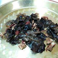鸡肉捞匀酱料后腌制15分钟以上，此时把撕好的木耳红枣铺在铜盘上(看吧，盘子买大了，笨蛋！)