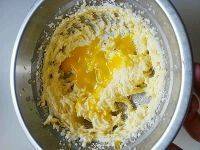 蛋清分离，把蛋黄加入黄油中混合均匀