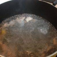 水煮沸后，先将腱子肉倒入锅中，约1分钟后将猪肝放入，紧接着打入蛋花！