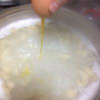 锅开后，直接把鸡蛋磕破一个小口，缓缓的撒入锅内。
