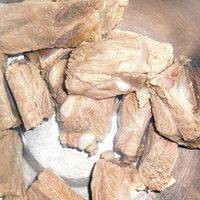 捞出排骨，一定要温水冲洗干净。（这么处理的肉类食品口感好）北豆腐切块，开水加点精盐焯豆腐捞出备用。