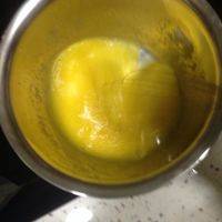 鸡蛋加白糖，快速搅拌至融化发白。见下图。