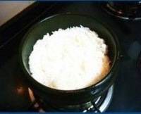 铺上熟米饭 小火加热3分钟