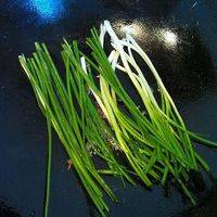 煎好的鱼拿出来 在锅里铺上从姜片 然后把鱼再放到葱姜上面 这样烧的时候鱼皮不会焦，而且更香哦