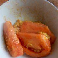 加汤之前铲起几坨番茄炒蛋，对排盘和口感都有好处。