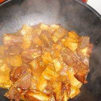 然后加盐，蒸鱼豉油，大火收汁，出锅前加鸡精。（我这是制作两回的图片，一次砂锅，一次炖锅）