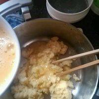 一定要面糊凉了再加鸡蛋。我的教训。分三次加入。每次搅拌均匀至蛋液吸收进面糊。