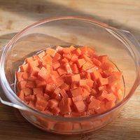 胡萝卜去皮，切成“泡发黄豆般”大小的小块，加少许水，微波高火3分钟至软，不够的话再追加时间。