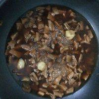 煮熟之后将牛肉撕成条（牛肉第一次煮熟时就可以撕成条了 我这是用剪子剪的）这样就大功告成啦