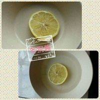 将柠檬切片，放入小碗中。之后加水。(用平常饮用水就好了！)