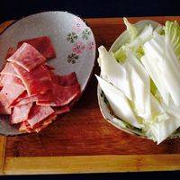 培根切块，白菜梗先对切再斜切，白菜叶用手撕一撕。