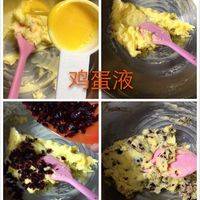 在步骤1中的黄油糊中加入鸡蛋液，搅拌均匀后加入蔓越莓干，继续搅拌均匀。