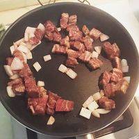 开大火 下牛肉粒 快速翻炒 不用很久 30秒到1分钟足以 大火是为了让牛肉外焦里嫩 锁住牛肉汁水