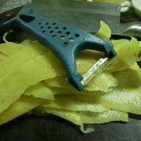 用厨房的刮刀将柚子皮表成的黄皮刮下（怕苦的，越薄越好）