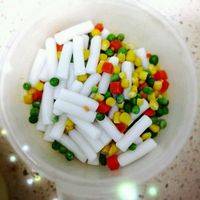 好吧。(∩_∩)我承认我又忘记拍照片啦哈哈哈。不好意思了同志们。我实在是一忙起来就忘记拍照嘿嘿。年糕和玉米粒等加热水微波炉微一下。用筷子试试年糕软不软。软了就把水倒掉备用