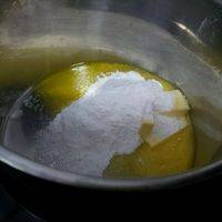 加入细糖粉一起搅拌至无沙粒，加入蛋黄液打发至蓬松。