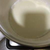 牛奶加淡奶油倒入锅中煮沸 缓缓倒入栗子蛋黄糊中，一边加要一边搅拌