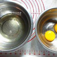 鸡蛋分出鸡蛋白和鸡蛋黄。
鸡蛋黄加入过筛好的粉类和酸奶，搅拌均匀。
