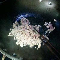 热锅下油后，下肉丝滑炒，只待变色后就可起锅。