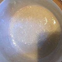 砂锅里倒小勺水，加入砂糖，煮到糖全部融化。这个过程无需搅拌，只要晃动砂锅，直到颜色慢慢变深。