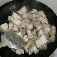锅中放一点油炒肉，把肉里的油逼出来才不会腻，这个关键呦。
