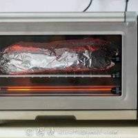 将做好的鸡肉帕尼尼用锡纸包好，烤箱预热165度，烤制15分钟即可。