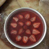 浇在已冻成型的草莓慕斯面上，摆上切片的新鲜草莓，再放入冰箱冷藏直至凝固