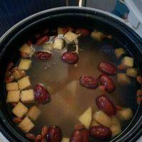 小米、南瓜、红枣（枸杞）倒入电饭锅加水开火