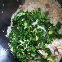 等饭快烧熟时把炒过的青菜倒入加盖用小火煮