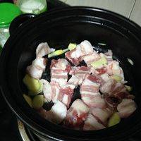热油锅，将五花肉姜片先放到砂锅上煎炒一会
