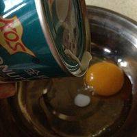 椰浆与鸡蛋混合打成液体（浓香的椰浆与蛋液完美结合）