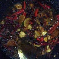 现在开始炒料，打算 小红椒 八角 花椒 少许红油。也可以根据自己口味搭配料