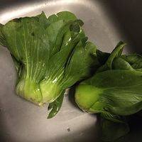 这种矮脚青菜，是最近菜场超常见的～一直觉得梗老～没买过～