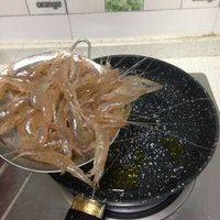 将洗泡好的白虾控水下锅。