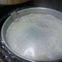 看见起大泡泡就可以出锅了，拿出来马上放到盛有凉水的盆里！凉水盆提前准备！