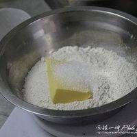 再做派皮。黄油稍微软化后，倒入低筋面粉和细砂糖，不断揉搓。