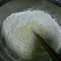 各种材料准备好后把鸡蛋、黄油、牛奶、酵母、适量白糖加入面粉中。