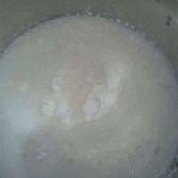 第二步，
在一个小盆里放淀粉，糖和牛奶。并且搅拌均匀。