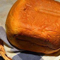 面包经过发酵、烘烤后，会发出提示音，此时按下取消键，取出面包容器冷却约2分钟后即可取出胖嘟嘟、香喷喷的全麦土司。