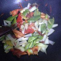 鳕鱼放入盘子里，然后把配菜炒一下，至8分熟。放入红辣椒丝，麻椒，