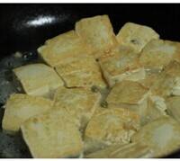 盖上锅盖，煮一会，让豆腐出水后，开盖