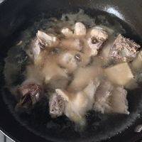 注意要加温水或热水，不然煮出鸡肉的鲜味。水一次加足，大火开转中小火炖上1小时。