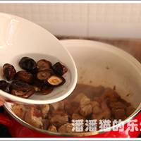 大概炒三分钟后把羊肉从炒锅倒入炖锅中，放入已经泡软的香菇和海米。